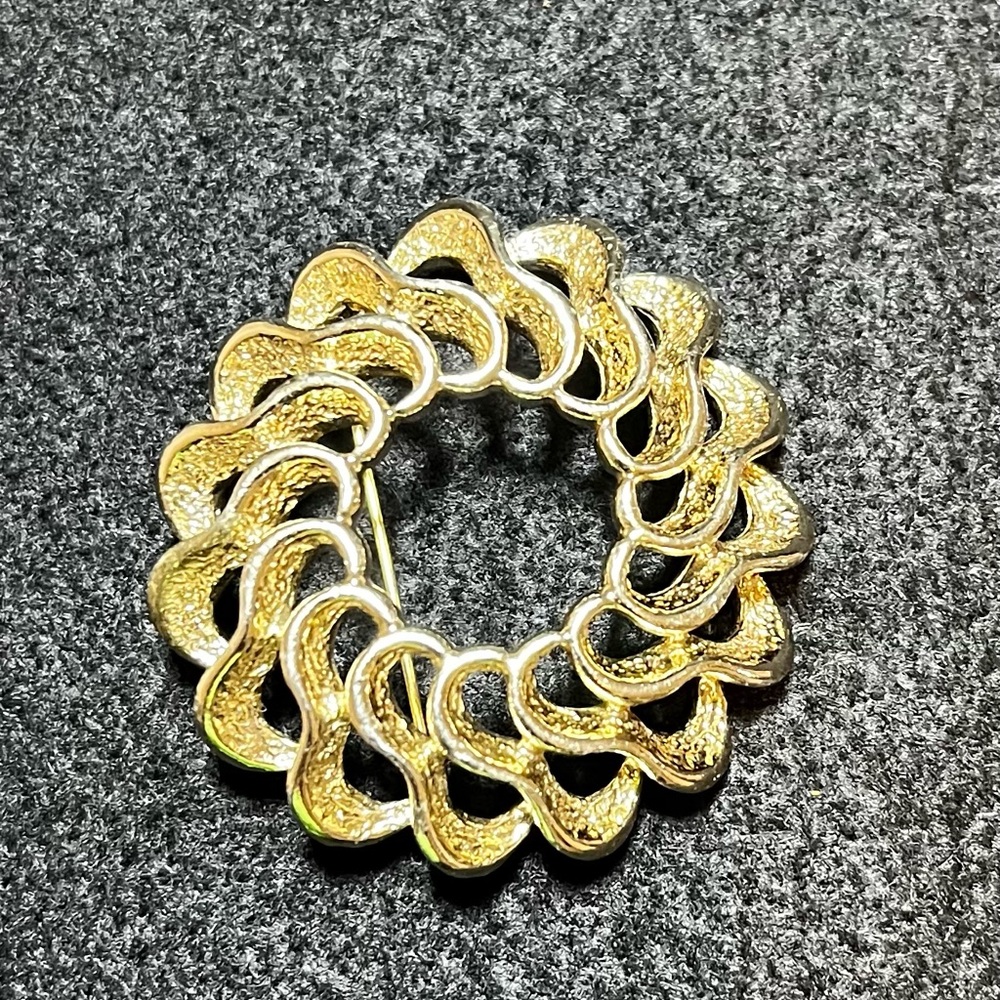 Sarah Coventry Gold Swirl Brooch